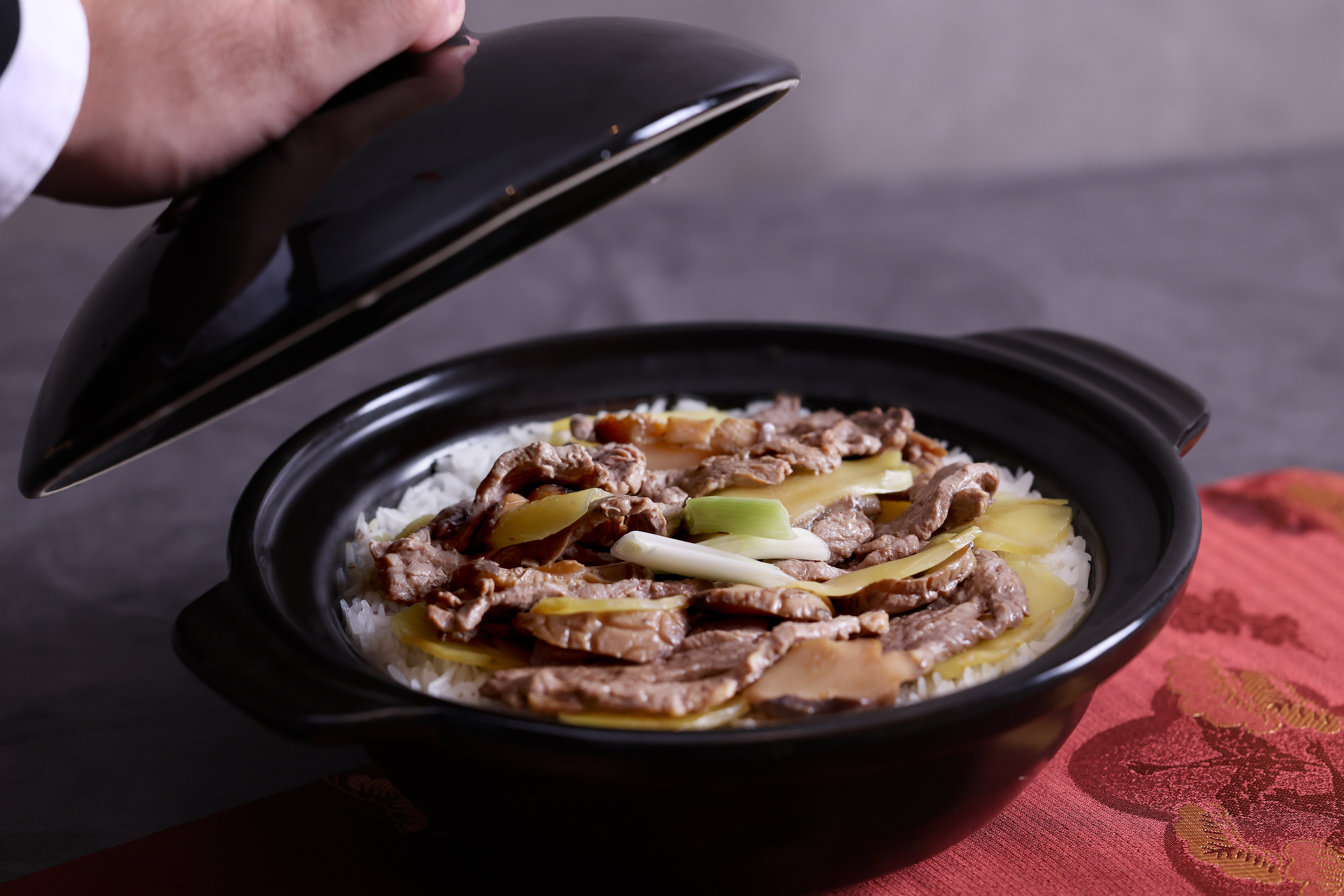Winter-Special-Wagyu-Hanger-Steak-and-Preserved-Vegetable-Rice-in-Casserole-Clay-Pot